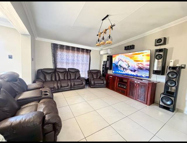5 BEDROOM HOUSE FOR SALE IN RIVERSDALE